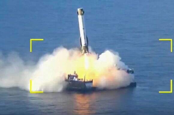 המאיץ של טיל ה-New Glenn של Blue Origin נוחת על משטח צף באוקיינוס ​​האטלנטי | AFP