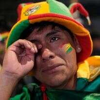 אוהד בוליביאני מנגב דמעות לאחר הפסד נבחרת ארצו לעיראק במשחק גמר הפלייאוף במוקדמות גביע העולם, בלה פאס, בוליביה, 1 באפריל 2026 | AP/חואן קריטה