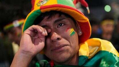 אוהד בוליביאני מנגב דמעות לאחר הפסד נבחרת ארצו לעיראק במשחק גמר הפלייאוף במוקדמות גביע העולם, בלה פאס, בוליביה, 1 באפריל 2026 | AP/חואן קריטה