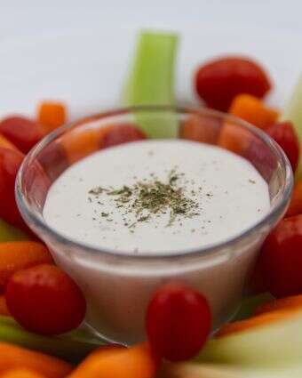 רוטב ראנץ' מוגש עם ירקות טריים | AP/דריו לופז-מילס