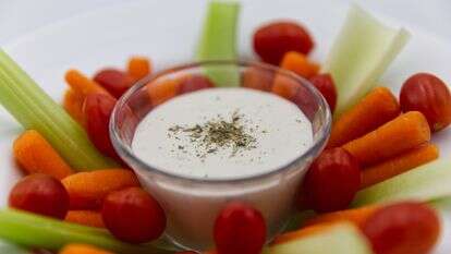 רוטב ראנץ' מוגש עם ירקות טריים | AP/דריו לופז-מילס