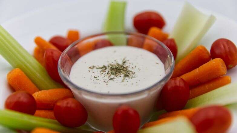 רוטב ראנץ' מוגש עם ירקות טריים | AP/דריו לופז-מילס