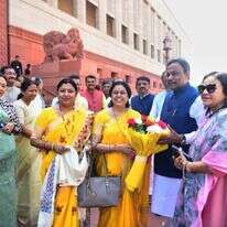 חברות פרלמנט מחוץ לבית הנבחרים לפני הדיון בחוק | AP