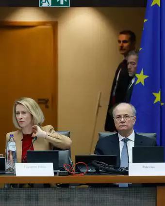 משמאל לימין, שר החוץ של בלגיה מקסים פרווט, שרת החוץ של האיחוד האירופי, קאיה קאלאס, ראש הממשלה הפלסטיני מוחמד מוסטפא ושר החוץ של נורבגיה אספן בארת' איידה במהלך פגישה של הברית הגלובלית ליישום פתרון שתי המדינות בבריסל, יום שני, 20 באפריל 2026 | AP Photo/Geert Vanden Wijngaert