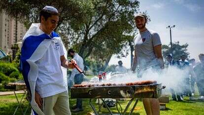 מנגל בגן סאקר, יום העצמאות תשפ"ה | יונתן זינדל, פלאש 90