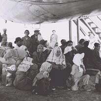 יהודים בתימן ממתינים לעלייה למטוס במסגרת מבצע "מרבד הקסמים", 1950 | דוד אלדן, לע"מ