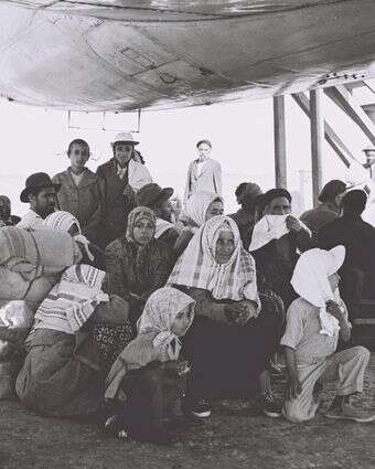 יהודים בתימן ממתינים לעלייה למטוס במסגרת מבצע "מרבד הקסמים", 1950 | דוד אלדן, לע"מ