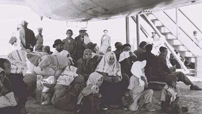 יהודים בתימן ממתינים לעלייה למטוס במסגרת מבצע "מרבד הקסמים", 1950 | דוד אלדן, לע"מ