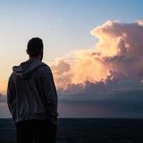 הדין משתנה אם האדם מסתכל על מעשיו ודיבורו | שאטרסטוק