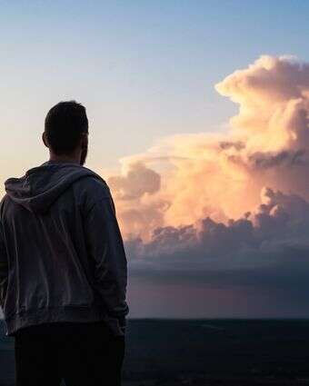 הדין משתנה אם האדם מסתכל על מעשיו ודיבורו | שאטרסטוק