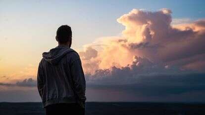 הדין משתנה אם האדם מסתכל על מעשיו ודיבורו | שאטרסטוק