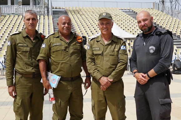אשר בנצי השני משמאל, בחזרות טקס | דובר צה"ל