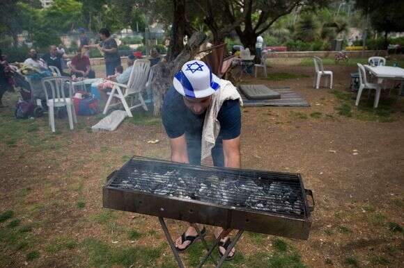 מנגל ביום העצמאות | יונתן זינדל, פלאש 90