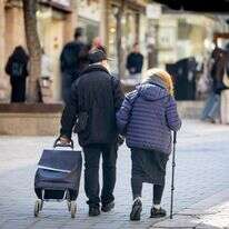 זוג מבוגרים מטייל יחד במרכז ירושלים | נתי שוחט - פלאש 90