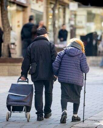 זוג מבוגרים מטייל יחד במרכז ירושלים | נתי שוחט - פלאש 90