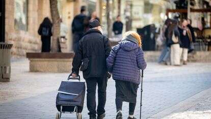 זוג מבוגרים מטייל יחד במרכז ירושלים | נתי שוחט - פלאש 90