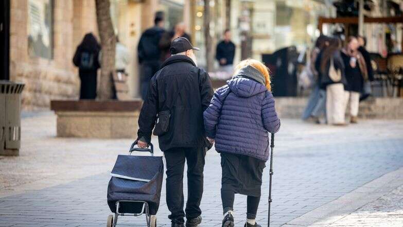 זוג מבוגרים מטייל יחד במרכז ירושלים | נתי שוחט - פלאש 90