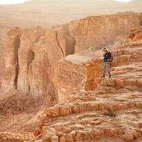 מטייל בנחל חווה בנגב | יניב נדב, פלאש 90