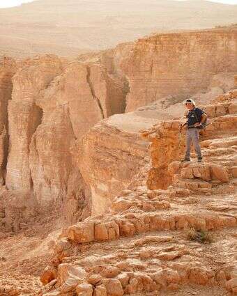 מטייל בנחל חווה בנגב | יניב נדב, פלאש 90