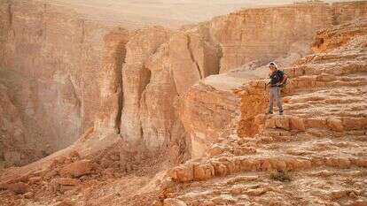 מטייל בנחל חווה בנגב | יניב נדב, פלאש 90