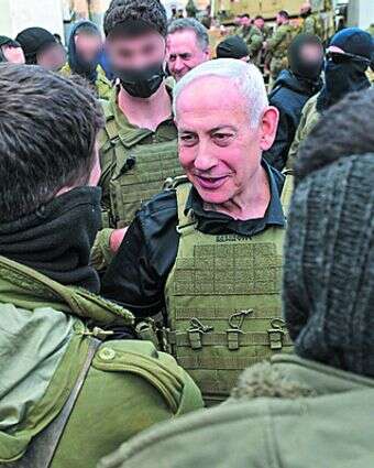 באופוזיציה הקפידו להשמיט את שמו. ראש הממשלה נתניהו עם חיילים בדרום לבנו | קובי גדעון, לע"מ