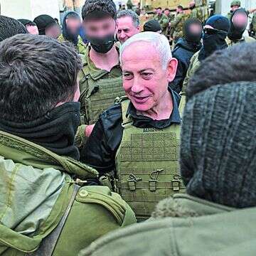 באופוזיציה הקפידו להשמיט את שמו. ראש הממשלה נתניהו עם חיילים בדרום לבנו | קובי גדעון, לע"מ