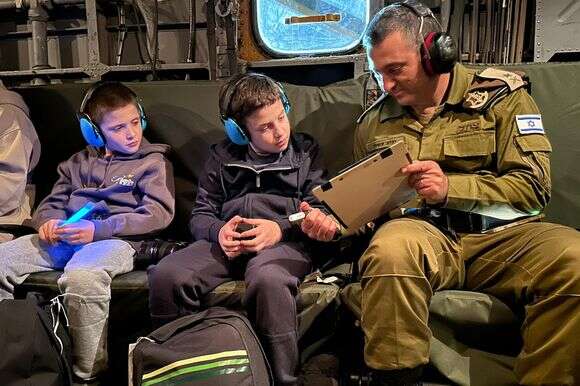 ילדי משפחת גולדשטיין־אלמוג איתם שהו אביבה וקית' בתחילת השבי