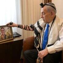 ראש הממשלה בנימין נתניהו מניח את התפילין של לוחם גולני, סמ״ר שון כרמלי ז״ל, שנפל במבצע ״צוק איתן״ | מעיין טואף/ לע״מ