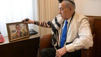 ראש הממשלה בנימין נתניהו מניח את התפילין של לוחם גולני, סמ״ר שון כרמלי ז״ל, שנפל במבצע ״צוק איתן״ | מעיין טואף/ לע״מ