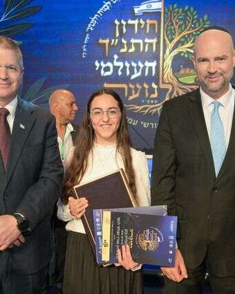 כלת חידון התנ"ך, הודיה כהן, עם שר החינוך קיש ויו"ר הכנסת אוחנה | ברונו שרביט, לע"מ