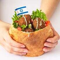 מנה פלאפל ודגל ישראל | שאטרסטוק