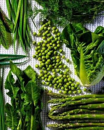 ירקות האביב הירוקים | סקוט סוצ'מן, עיצוב אוכל מאת ליסה צ'רקסקי עבור הוושינגטון פוסט