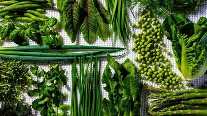 ירקות האביב הירוקים | סקוט סוצ'מן, עיצוב אוכל מאת ליסה צ'רקסקי עבור הוושינגטון פוסט