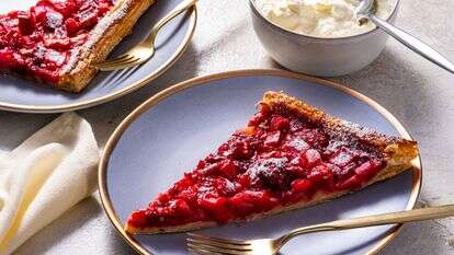 רוברב ופטל בטארט אחד: שילוב חמצמץ שהופך לכוכב האביב | סקוט סוצ'מן/הוושינגטון פוסט; עיצוב אוכל מאת ליסה צ'רקסקי