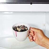 עוגה במיקרוגל | סטייסי זארין גולדברג, עיצוב: ליסה צ'רקסקי