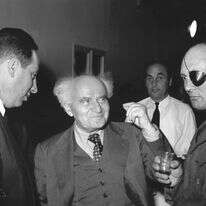 מימין לשמאל הרמטכ"ל היוצא משה דיין, ראש הממשלה ושר הביטחון דוד בן גוריון, מנכ"ל משרד הביטחון שמעון פרס | אברהם ורד באדיבות ארכיון צה"ל במשרד הביטחון