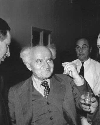 מימין לשמאל הרמטכ"ל היוצא משה דיין, ראש הממשלה ושר הביטחון דוד בן גוריון, מנכ"ל משרד הביטחון שמעון פרס | אברהם ורד באדיבות ארכיון צה"ל במשרד הביטחון