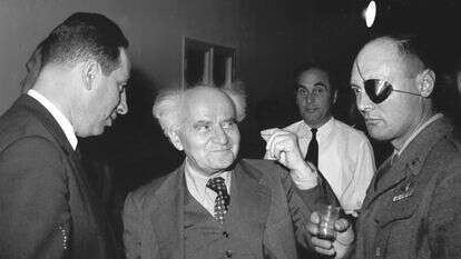 מימין לשמאל הרמטכ"ל היוצא משה דיין, ראש הממשלה ושר הביטחון דוד בן גוריון, מנכ"ל משרד הביטחון שמעון פרס | אברהם ורד באדיבות ארכיון צה"ל במשרד הביטחון