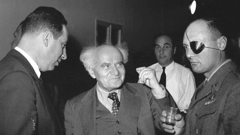 מימין לשמאל הרמטכ"ל היוצא משה דיין, ראש הממשלה ושר הביטחון דוד בן גוריון, מנכ"ל משרד הביטחון שמעון פרס | אברהם ורד באדיבות ארכיון צה"ל במשרד הביטחון