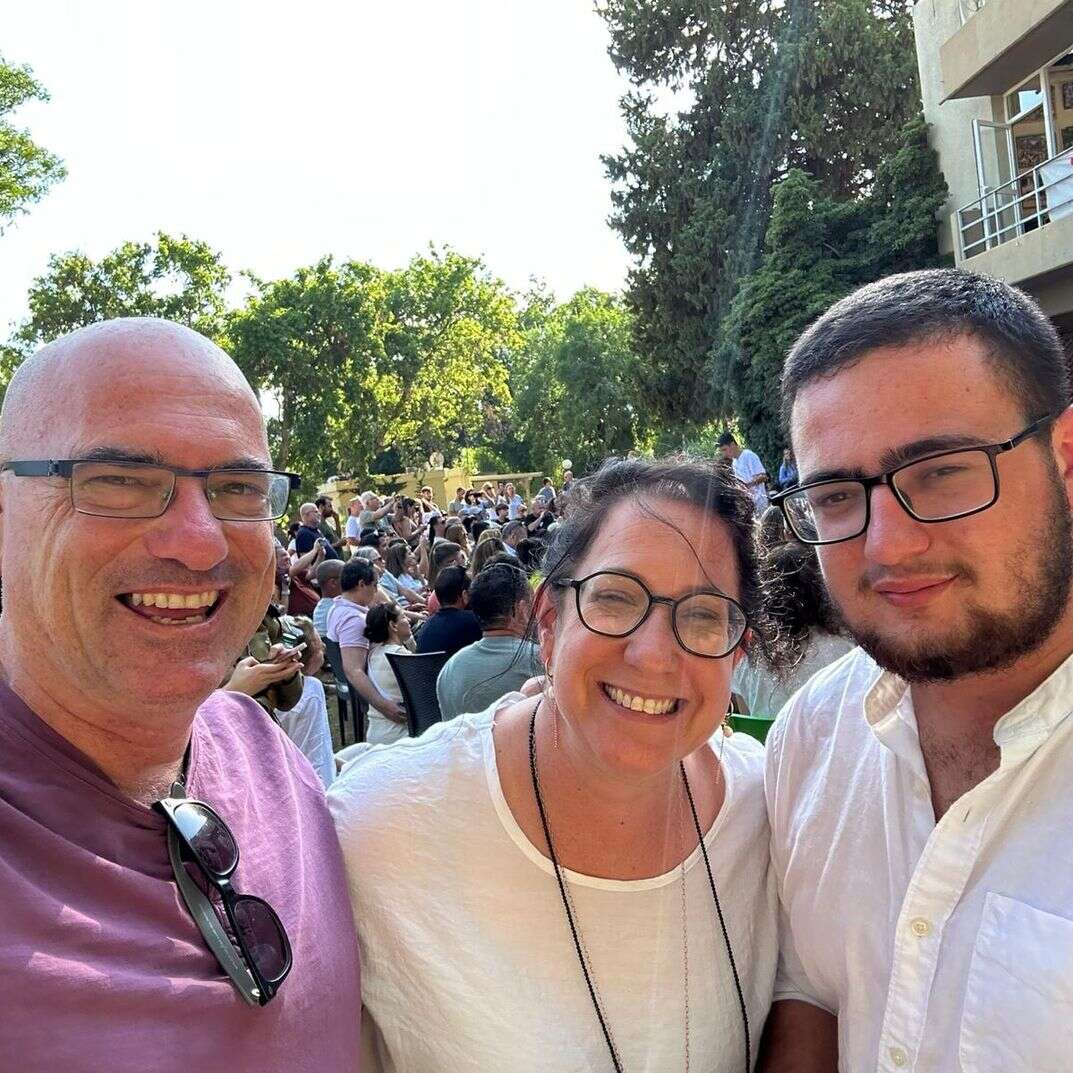 ורד ליבשטיין עם בעלה אופיר הי"ד ובנה ניצן הי"ד, ששניהם נרצחו בטבח שמחת תורה | אלבום משפחתי