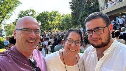 ורד ליבשטיין עם בעלה אופיר הי"ד ובנה ניצן הי"ד, ששניהם נרצחו בטבח שמחת תורה | אלבום משפחתי