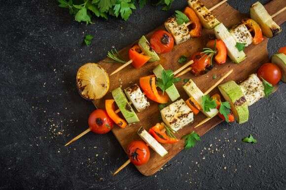 שיפודי ירקות וטופו | יח"צ חלי ממן