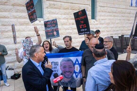 משפחות שכולות מפגינות מחוץ לבית המשפט העליון, היום | Yonatan Sindel/Flash90