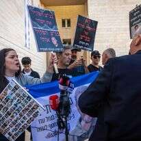 משפחות שכולות מפגינות מחוץ לבית המשפט העליון, היום | Yonatan Sindel/Flash90