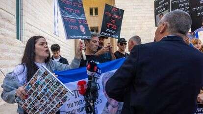 משפחות שכולות מפגינות מחוץ לבית המשפט העליון, היום | Yonatan Sindel/Flash90