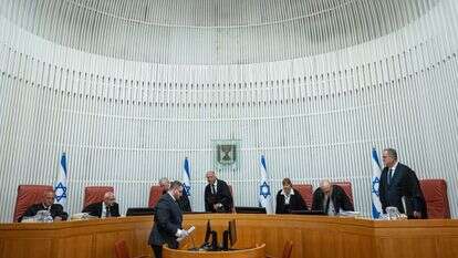 השופטים קמים במהלך הדיון בעקבות מחאות של משפחות שכולות המתנגדות לוועדת חקירה ממלכתית | יונתן זינדל - פלאש 90 השופטים קמים במהלך הדיון בעקבות מחאות של משפחות שכולות המתנגדות לוועדת חקירה ממלכתית | יונתן זינדל - פלאש 90