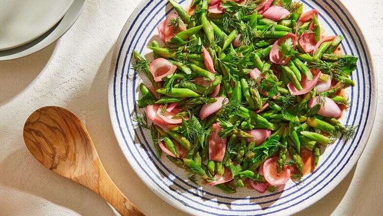 סלט אספרגוס עם בצל ירוק כבוש | טום מקורקל,עיצוב אוכל מאת ג'ינה ניסטיקו עבור הוושינגטון פוסט