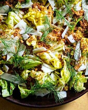 סלט שומר עם פירורי לחם פיסטוק | סקוט סוצ'מן עבור הוושינגטון פוסט