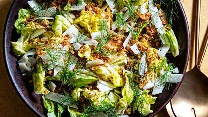 סלט שומר עם פירורי לחם פיסטוק | סקוט סוצ'מן עבור הוושינגטון פוסט