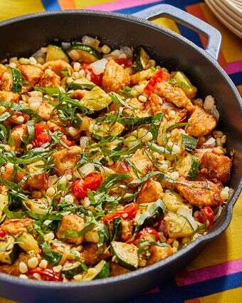 עוף במחבת עם ירקות קיץ | טום מקורקל עבור הוושינגטון פוסט; עיצוב אוכל מאת ג'ינה ניסטיקו עבור הוושינגטון פוסט